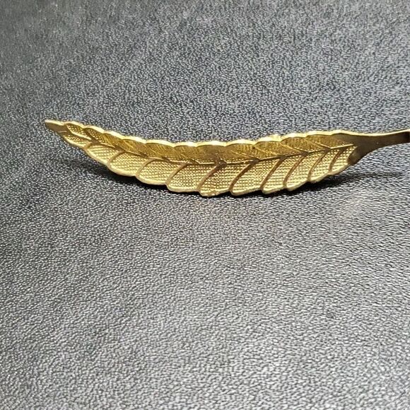 Gold tone leaf brooch - Picture 2 of 8
